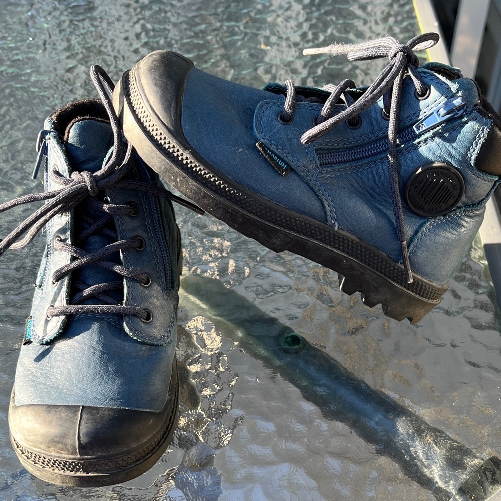 Palladium Pampa Kids waterproof leather ankle boots, size 9